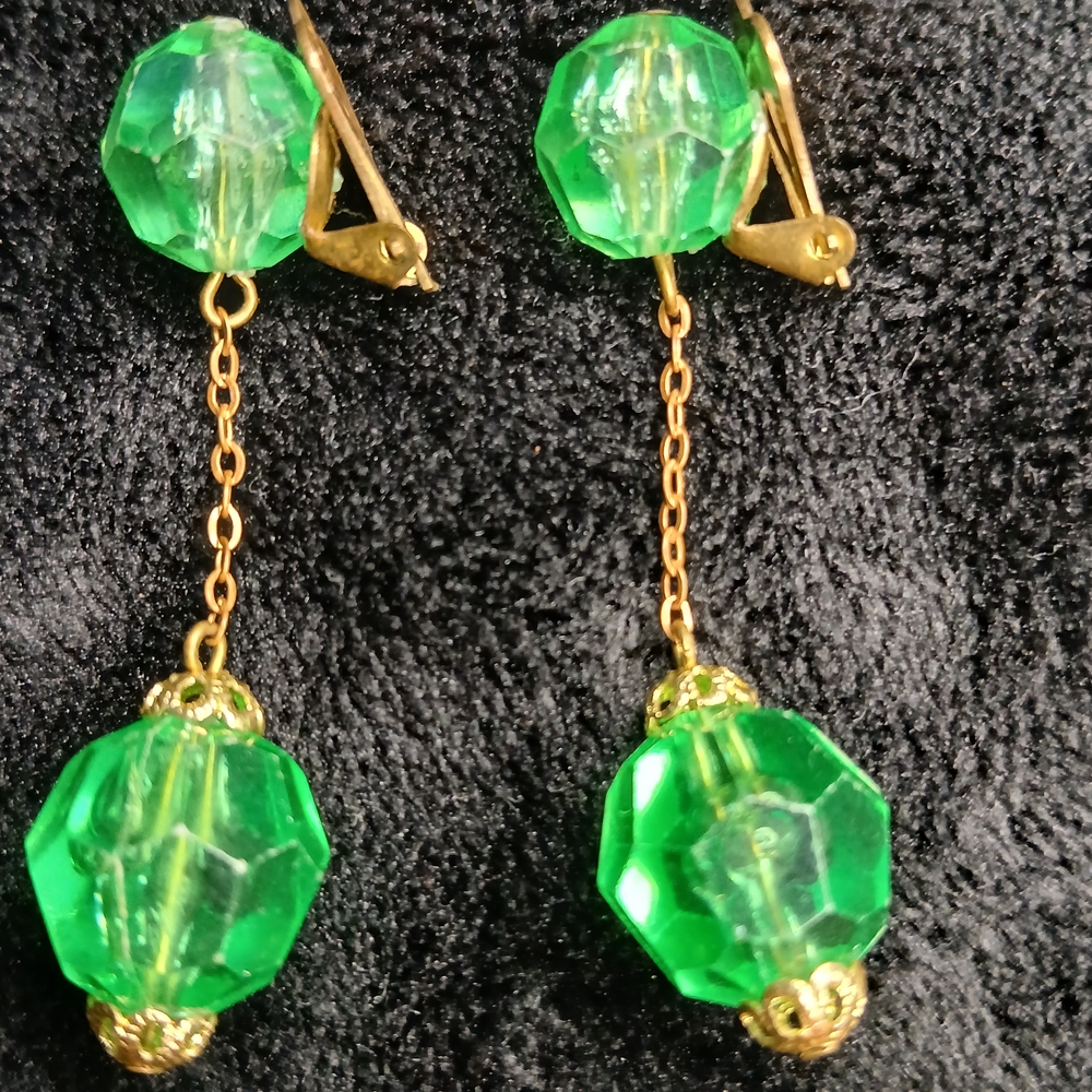 5$ VTG Elegant Emerald Green and Gold Dangle Earrings signed Austria